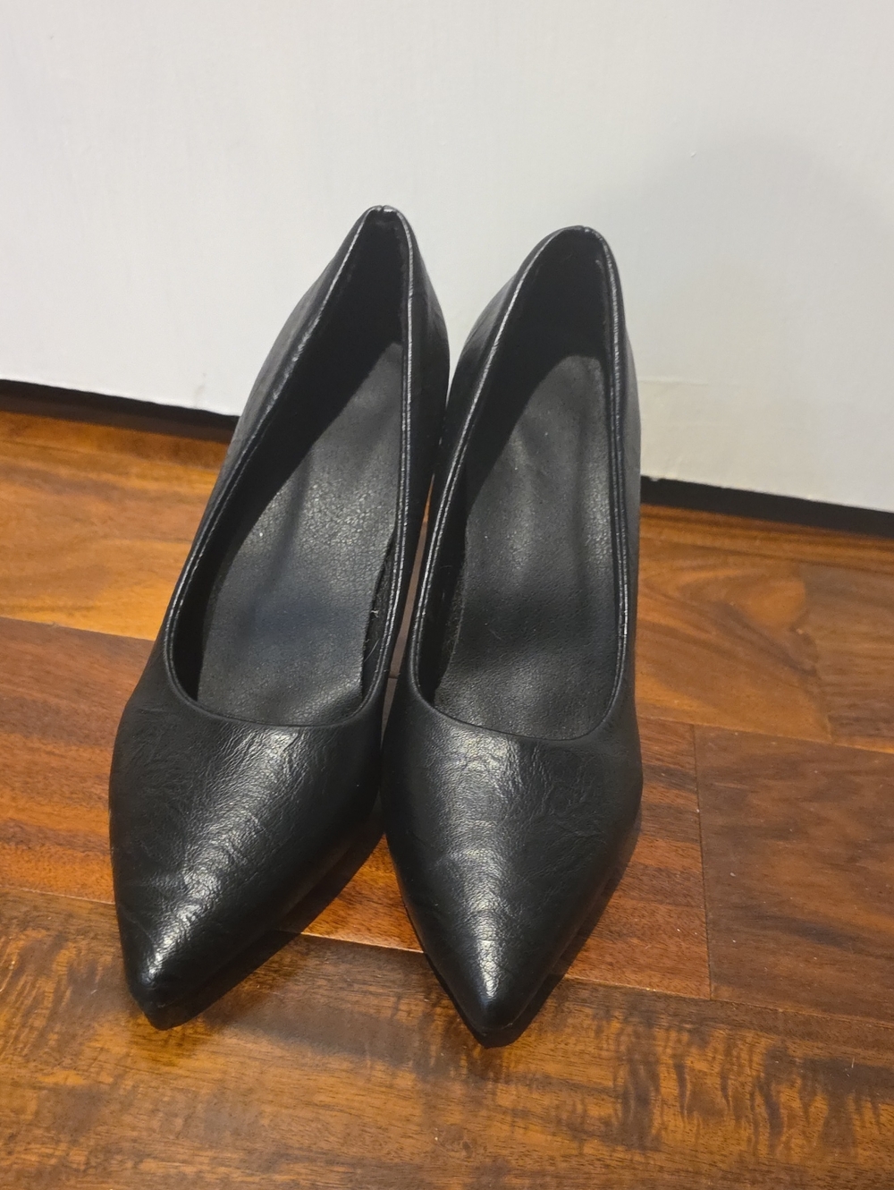 Classic Black Pointed-Toe Women's Pumps